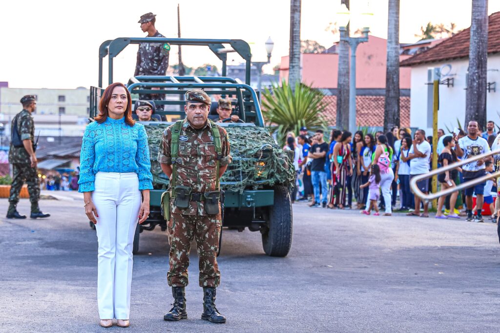 Vice-governadora Mailza prestigia desfile cívico-militar em Cruzeiro do Sul