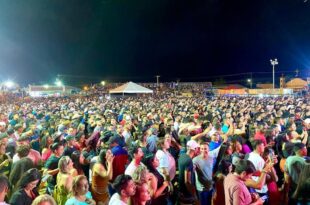 Mazinho Serafim faz abertura do rodeio da ExpoSena Rural Show em noite que cantor Zezo Potiguar emocionou corações acreanos