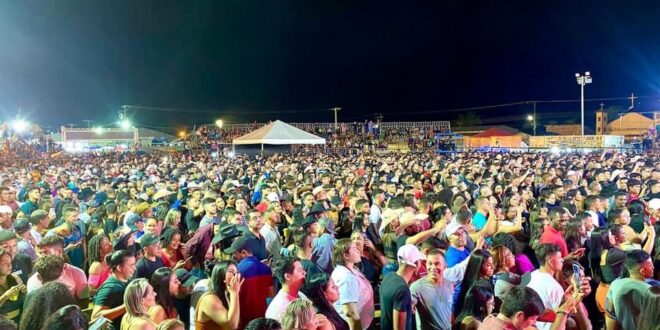 Mazinho Serafim faz abertura do rodeio da ExpoSena Rural Show em noite que cantor Zezo Potiguar emocionou corações acreanos