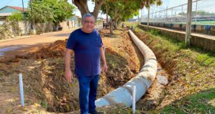 Prefeito Mazinho Serafim vistoria obras de saneamento para acabar com esgoto a céu aberto em Sena Madureira