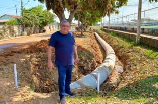 Prefeito Mazinho Serafim vistoria obras de saneamento para acabar com esgoto a céu aberto em Sena Madureira