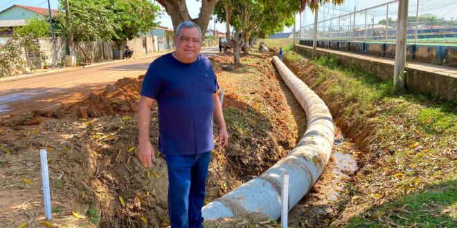 Prefeito Mazinho Serafim vistoria obras de saneamento para acabar com esgoto a céu aberto em Sena Madureira