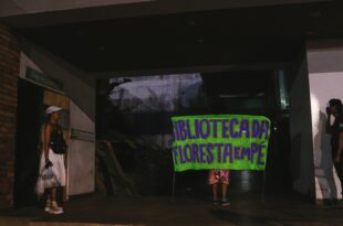 Grito na Floresta: abertura do festival Jovens do Futuro ecoa com protesto pela biblioteca abandonada