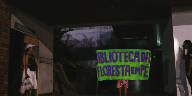 Grito na Floresta: abertura do festival Jovens do Futuro ecoa com protesto pela biblioteca abandonada