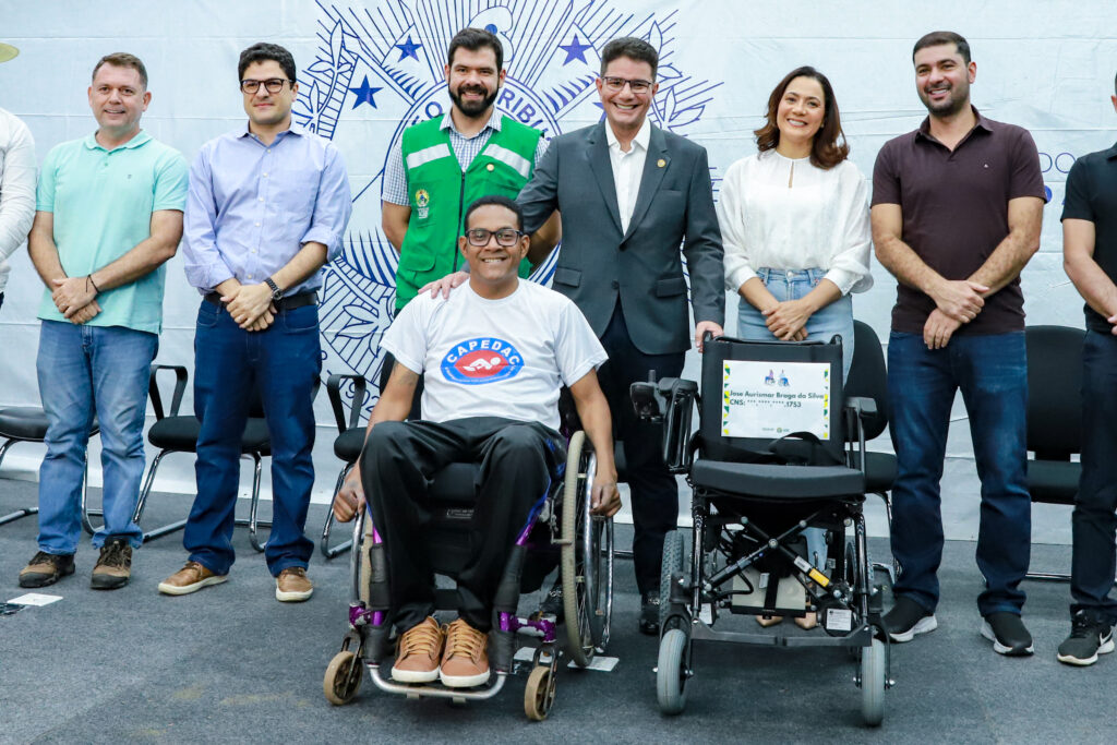 Governo entrega cadeiras de rodas motorizadas, van e equipamentos à Saúde do Acre