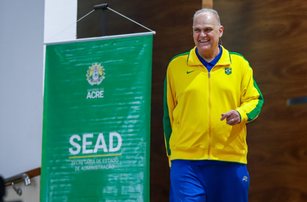 Oscar Schmidt, maior nome do basquete brasileiro, ministra palestra para servidores estaduais de Rio Branco