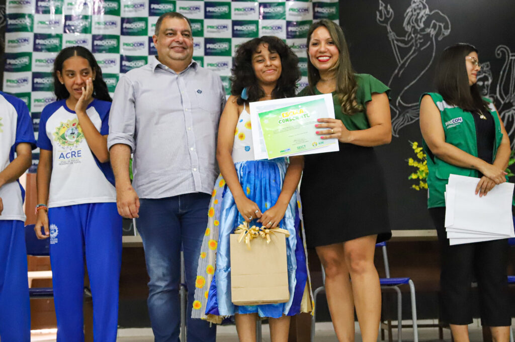 Vestido produzido de retalhos inspirado em quadro de Van Gogh é vencedor do Escola Consciente