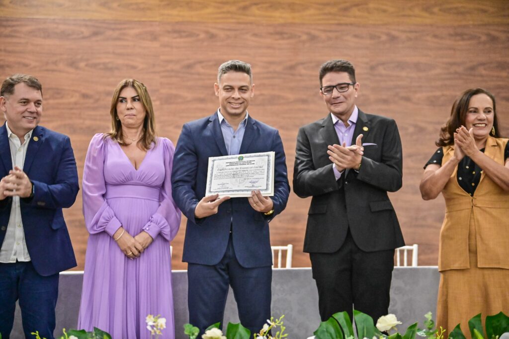 Governo certifica mais de 400 servidores em curso de pós-graduação