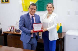 Detran agradece apoio da ALEAC e entrega homenagem ao presidente