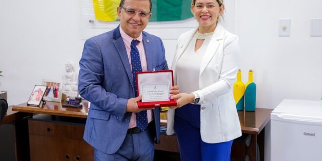 Detran agradece apoio da ALEAC e entrega homenagem ao presidente