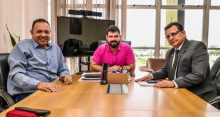 Gonzaga e Manoel Moraes visitam secretário da Saúde que anuncia pagamento dos terceirizados e destaca avanço na saúde
