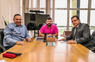 Gonzaga e Manoel Moraes visitam secretário da Saúde que anuncia pagamento dos terceirizados e destaca avanço na saúde