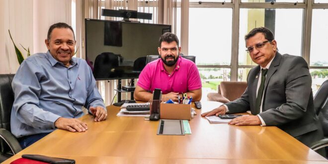 Gonzaga e Manoel Moraes visitam secretário da Saúde que anuncia pagamento dos terceirizados e destaca avanço na saúde