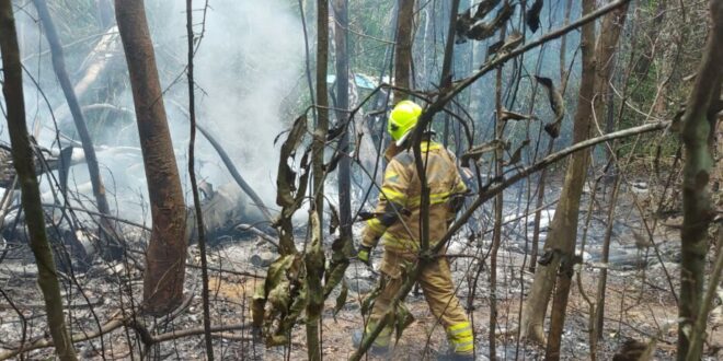 Governo do Acre intensifica ações de resgate e contenção a incêndio florestal em local de acidente aéreo