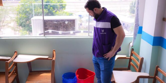 Em fiscalização, Jarude encontra escola com banheiro tomado por fezes e alunos sem merenda