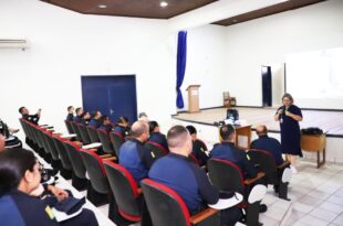 Policiais que atuam no policiamento escolar passam por formação