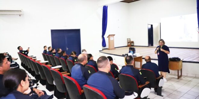 Policiais que atuam no policiamento escolar passam por formação