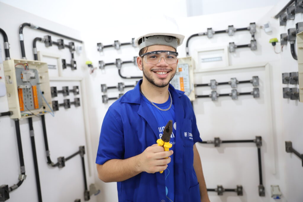 Jovem se destaca na formação técnica do Novo Ensino Médio e garante contrato aos 18 anos