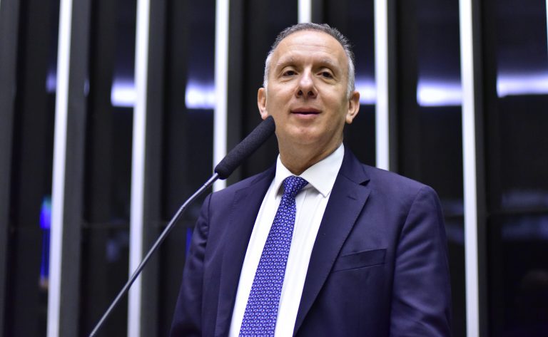 Câmara aprova projeto que facilita regularização de dívidas com a Receita Federal 2 Discussão e votação de proposta. Dep. Aguinaldo Ribeiro(PP - PB)
