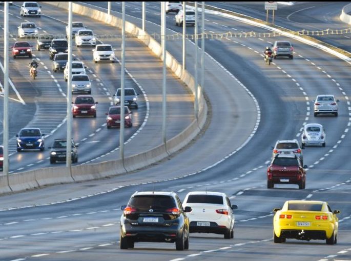 Comissão aprova transporte de bagagem pessoal no interior de veículos 2 Carros em via movimentada