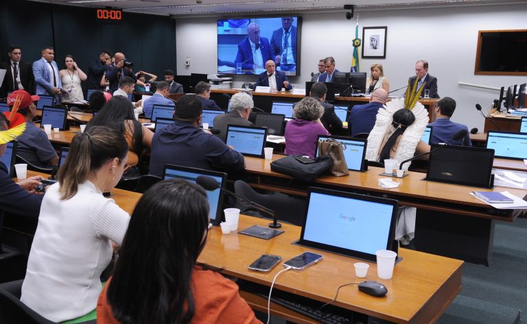 Conselho de Ética vota dois processos por quebra de decoro nesta quarta 2 Deputados reunidos no plenário