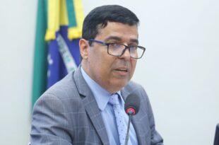 Debatedores discordam sobre possibilidade de professor ter dois cargos públicos em áreas diferentes