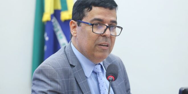 Debatedores discordam sobre possibilidade de professor ter dois cargos públicos em áreas diferentes