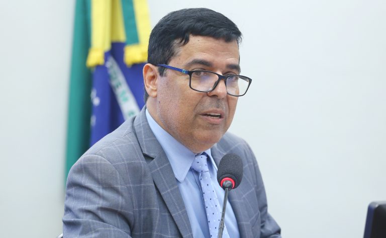 Debatedores discordam sobre possibilidade de professor ter dois cargos públicos em áreas diferentes 2 Eleição do Presidente e dos Vice-Presidentes. Dep. Prof. Paulo Fernando(REPUBLICANOS - DF)