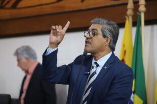 Edvaldo Magalhães defende entrega da Comenda da Ordem do Mérito Legislativo a médico que dedicou sua vida no combate à hanseníase no Acre