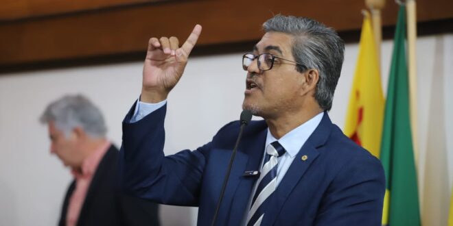Edvaldo Magalhães defende entrega da Comenda da Ordem do Mérito Legislativo a médico que dedicou sua vida no combate à hanseníase no Acre