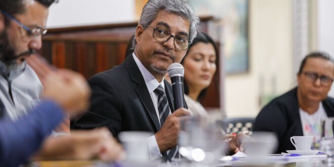 Assembleia discute meios para garantir a famílias autistas acesso à tarifa social de energia, conforme prevê resolução da Aneel