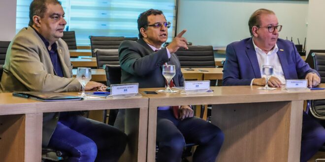 Luiz Gonzaga e Secretário de Indústria, Ciência e Tecnologia Assurbanipal participam de Reunião Estratégica na FIEC