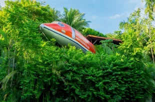 Criativo: empreendedor transforma avião abandonado em hotel com vista para o mar e diária de quase R$ 2 mil