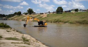 Mais de 200 toneladas de lixo já foram retiradas durante mutirão de limpeza do Rio Acre