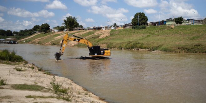 Mais de 200 toneladas de lixo já foram retiradas durante mutirão de limpeza do Rio Acre