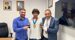 Atleta ouro da natação nos jogos escolares é recebido na ALEAC