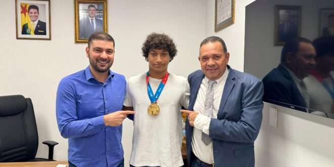Atleta ouro da natação nos jogos escolares é recebido na ALEAC