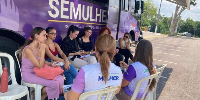 Secretaria da Mulher leva Ônibus Lilás a acadêmicas da UFAC