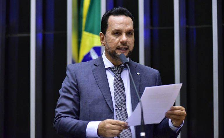 Projeto cria programa para incentivar implantação de novos negócios no País 2 Josenildo discursa na tribuna do Plenário