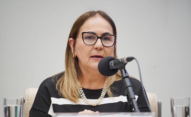 Seminário propõe ações integradas para combater violência em escolas 2 Seminário: Estratégias para Promover um Ambiente Escolar Seguro - Políticas Educacionais Eficientes e o Papel da Comunidade Escola. Dep. Professora Goreth (PDT-AP).
