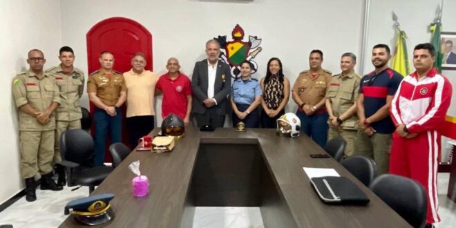 Petecão é homenageado por apoio crucial à Lei das Polícias e Bombeiros Militares