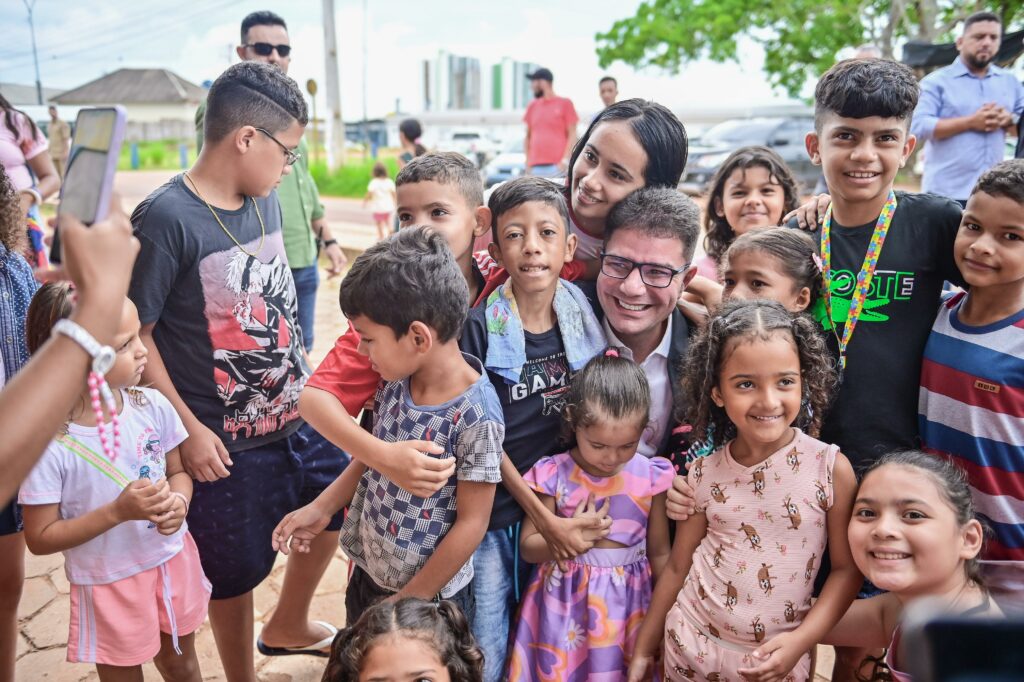 Gladson faz surpresa natalina a crianças do Centro Especializado em Reabilitação