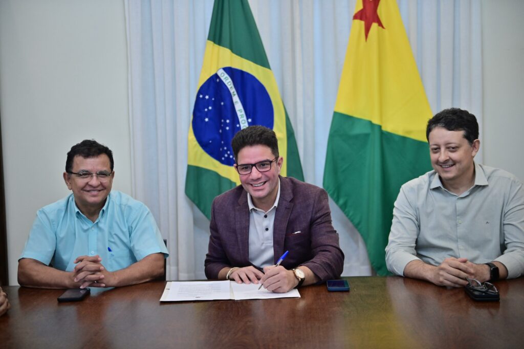 Governo do Acre sanciona lei que levará energia elétrica limpa às comunidades isoladas