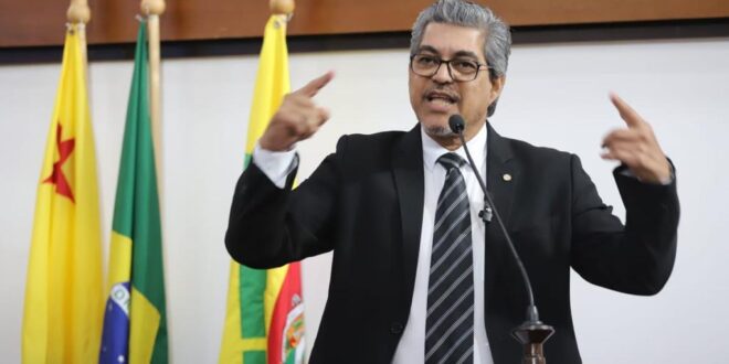 “Não venham aqui dizer que não existem provas, porque elas estão detalhadas”, diz Edvaldo Magalhães ao comentar pedido de afastamento de Gladson