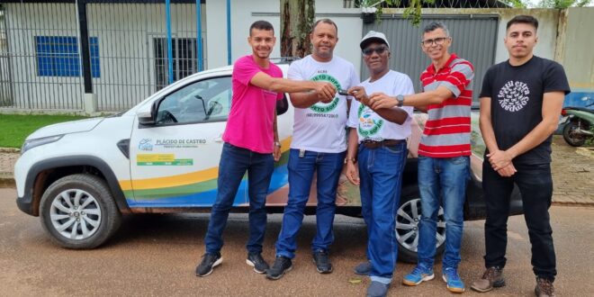 Com emenda de Mara Rocha, prefeito de Plácido de Castro entrega veículo zero km para projeto que distribui alimentos para carentes
