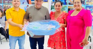Prefeito Mazinho Serafim inaugura auditório e entrega kits de bebês para grávidas
