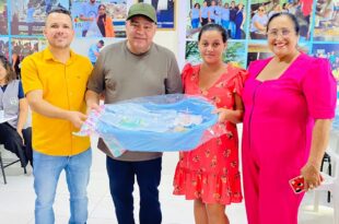 Prefeito Mazinho Serafim inaugura auditório e entrega kits de bebês para grávidas