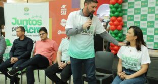 Ao lado de Mailza, Nicolau Jr participa do lançamento do programa de natal do estado