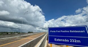 Deputados deram nome a ponte de Sena, inaugurada pelo governo com grande festa