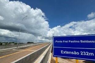 Deputados deram nome a ponte de Sena, inaugurada pelo governo com grande festa